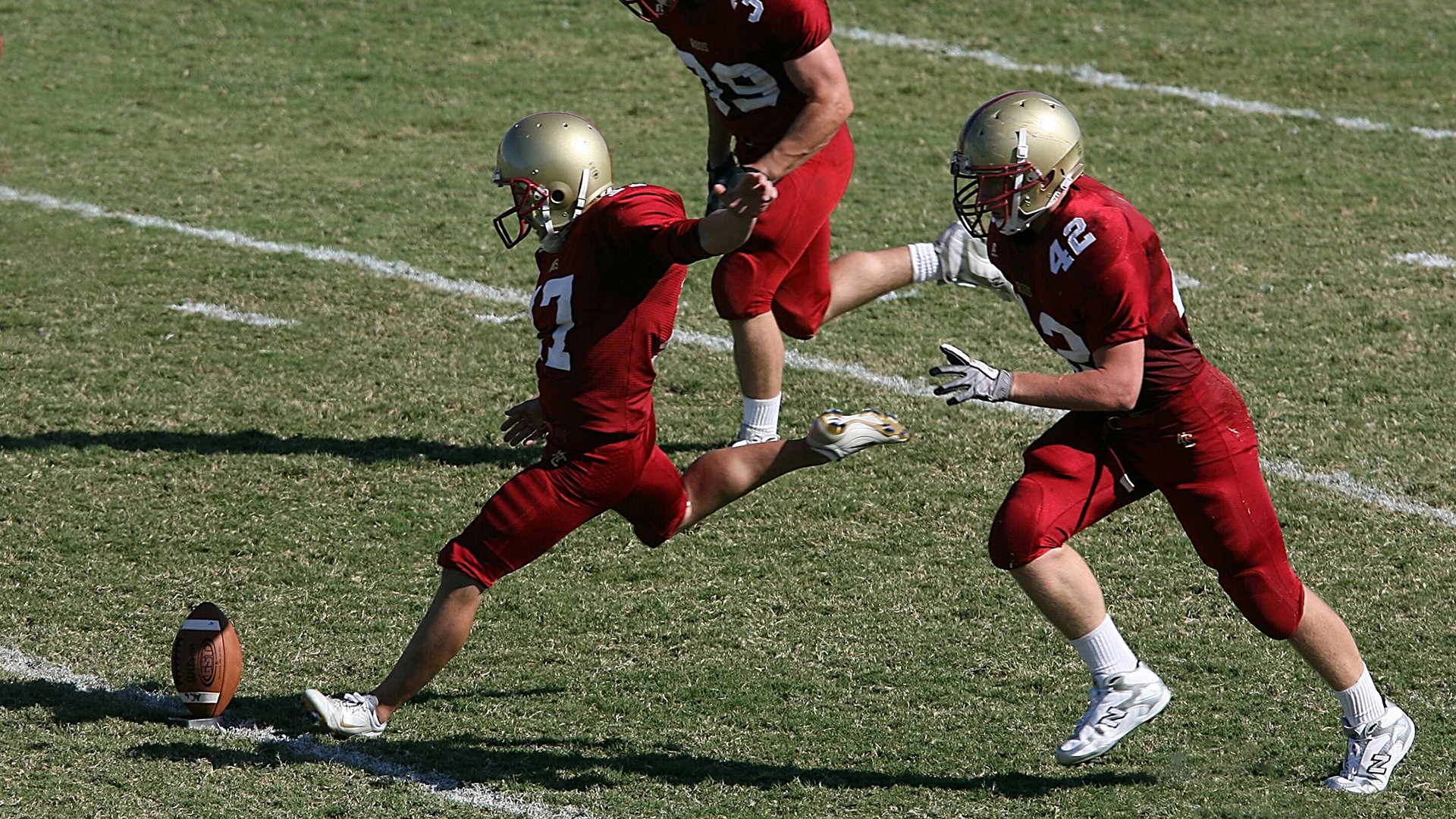 开云体育app-五大联赛前场压迫强度对场均控球权争夺的影响，足球压迫式防守